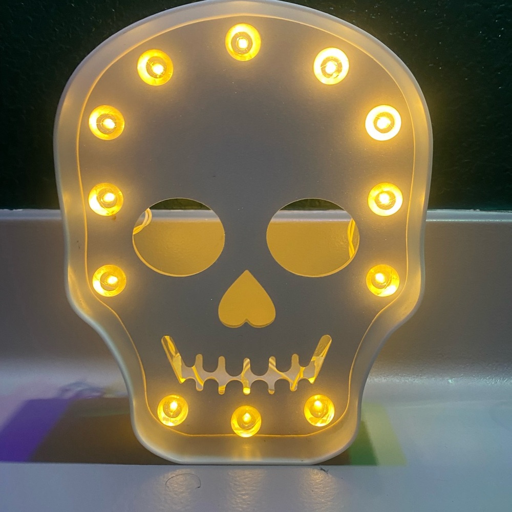 White Skull LED Light - Picture 2 of 3